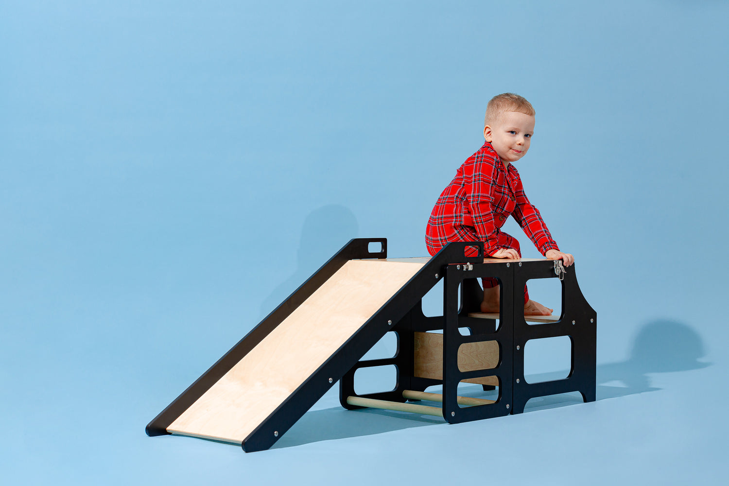 Barn að leika á Step and Slide hjálparturninum í svörtum lit – hjálparturn, leikturn og renna í einu
