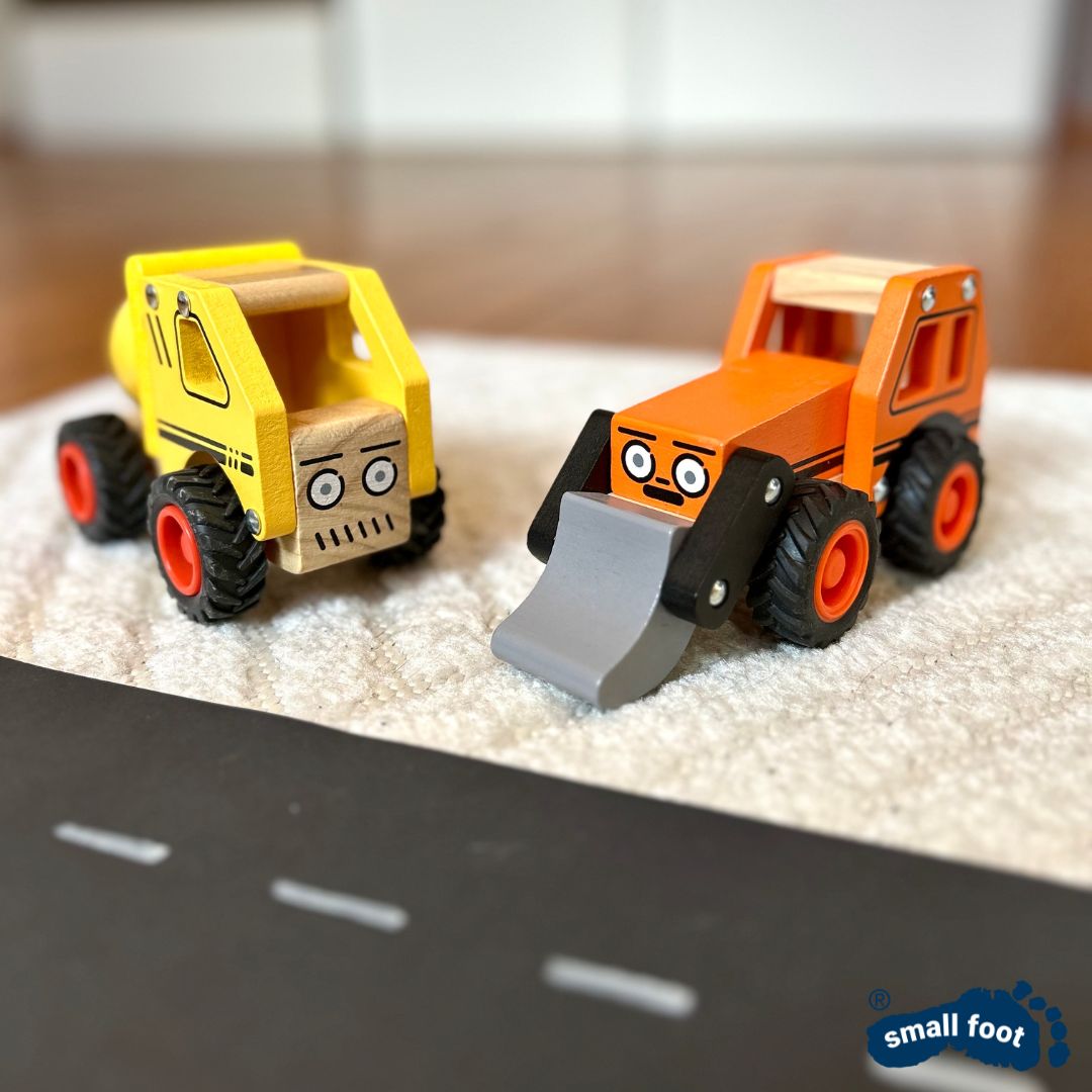 Viðarbílar frá Small Foot með gúmmídekkjum fyrir börn.