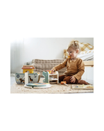 Barn að leika með viðarleiköng frá SmallFoot