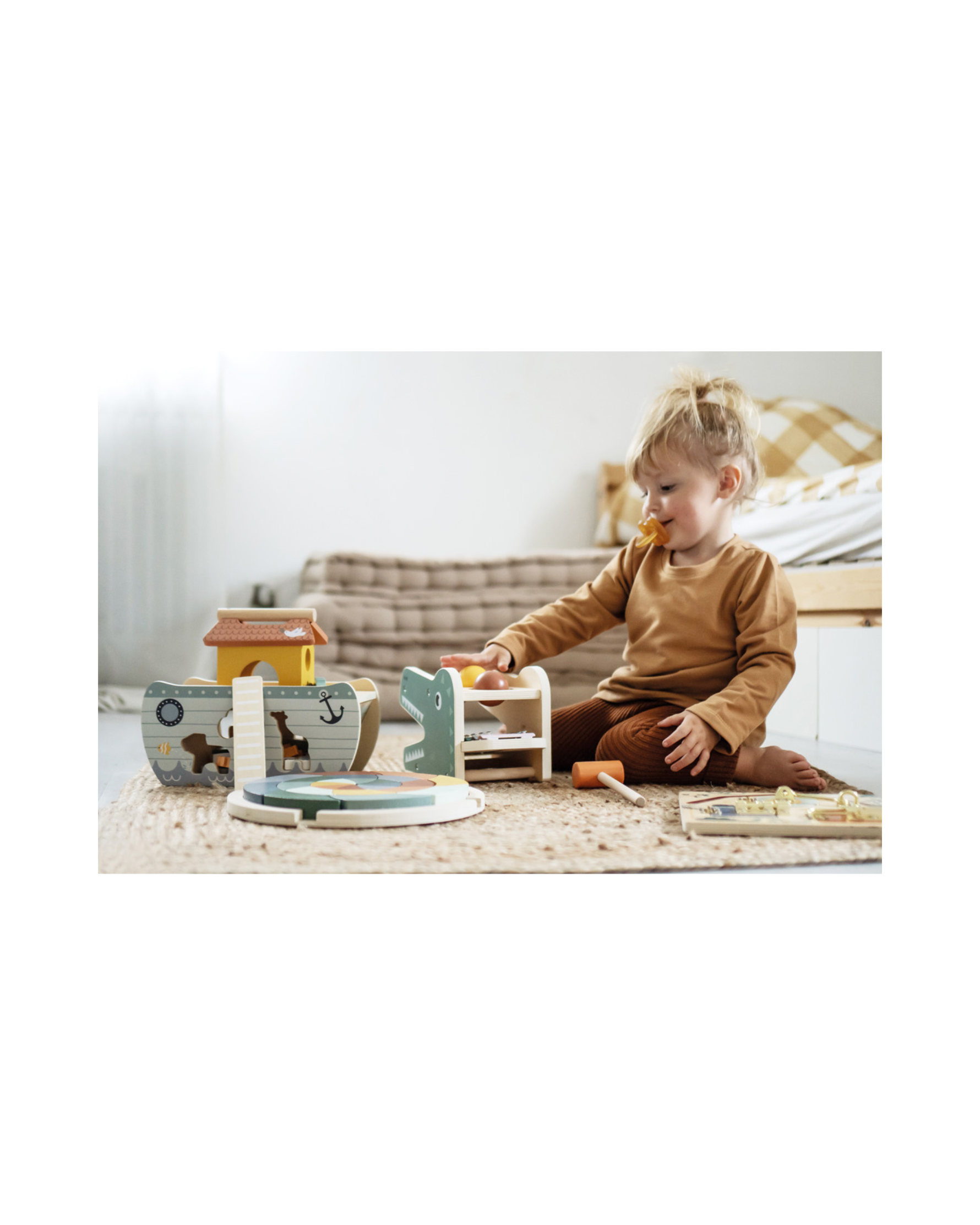 Barn að leika með viðarleiköng frá SmallFoot