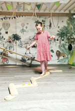 Barn að ganga á Adventure Jafnvægisslá úr viði í leikrými