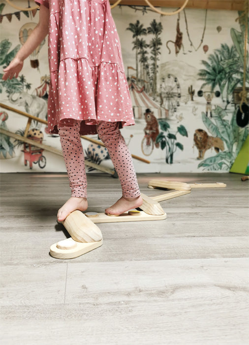 Barn að stíga á tréjafnvægisslá í leikrými, Adventure White Noise