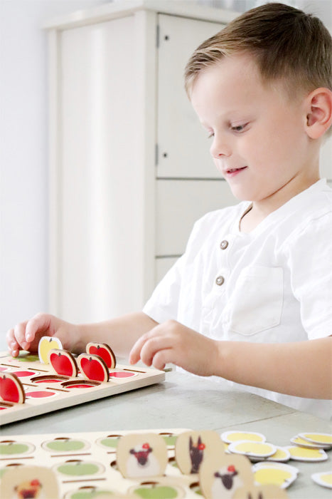 Barn að spila Gettu hver? úr við