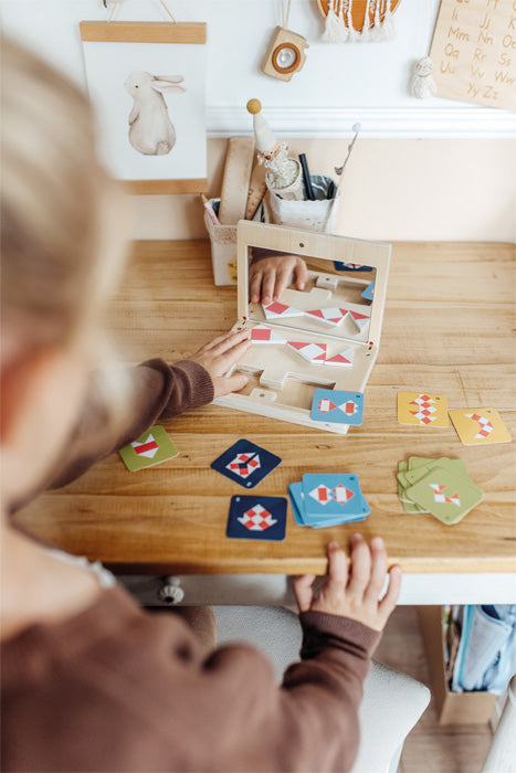 Barn leikur með samhverfuspil með spegli Educate frá Small Foot