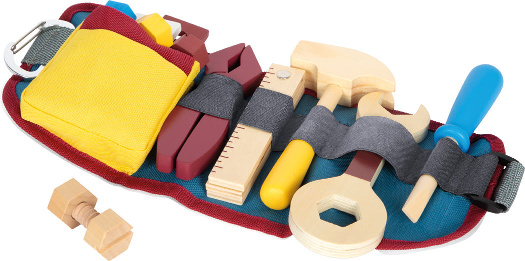 Verkfærabelti með viðarverkfærum, rær og skrúfum, hlutirnir lagðir út fyrir leik