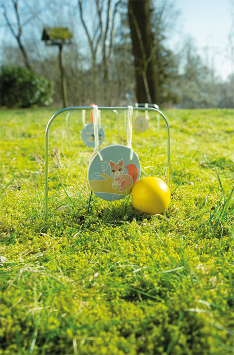 Nærmynd af gulu kúlu og íkornu plötu á hliði í krikketleik.
