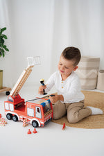 Barnið fylgist með slökkviliðsmanni í körfu á háum stiga