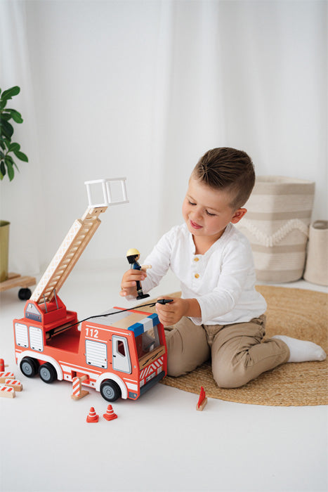 Barnið fylgist með slökkviliðsmanni í körfu á háum stiga