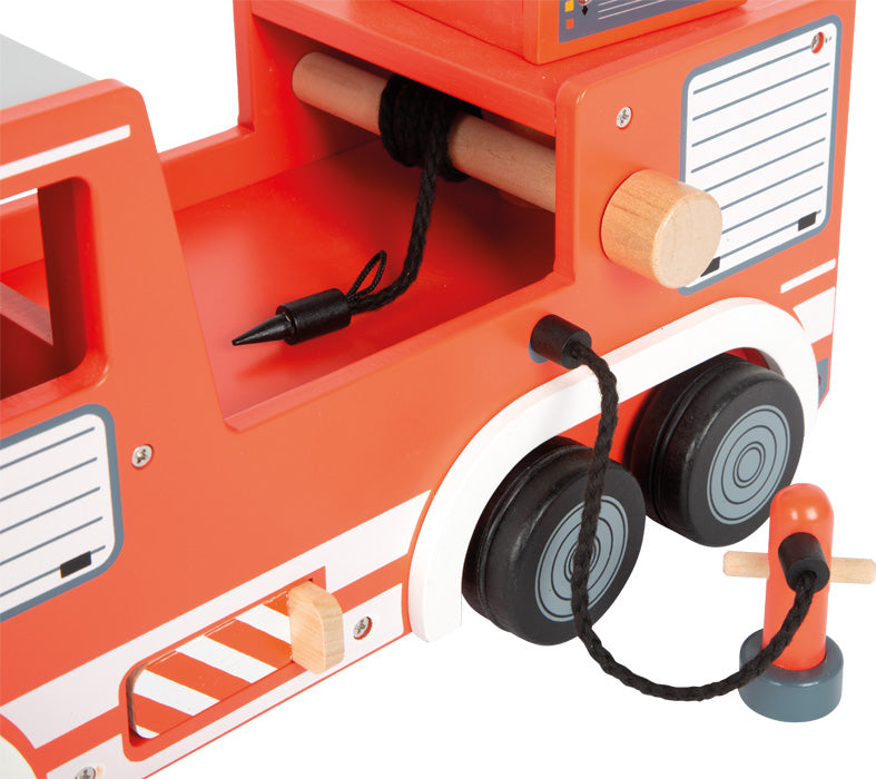 Slökkviliðsbíll með vatnsslöngu og slökkvibúnaði – nærmynd