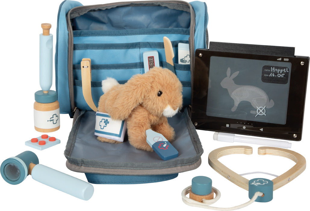 Mjúk kanína með leikfanga sprautu, lyfjatúpu, pincettu og töfluplötu