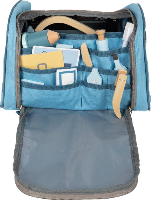 Dýralæknataska lokuð upp að hálfu, sýnir alla vasa með leikfanga lækningartækjum