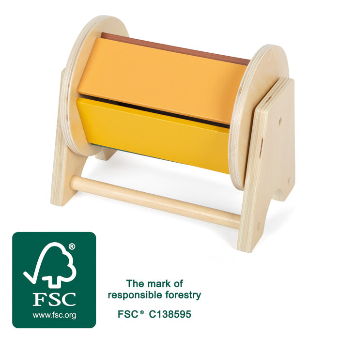 Montessori tromla úr FSC við, snúningsleikfang í náttúrulegum og grænum litum.