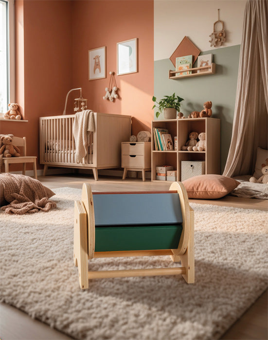 Montessori tromla á fallegu barnaherbergi – skynjunarleikfang fyrir ungbörn.