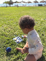 Barn leikur með Sílíkon púsl frá Small Foot