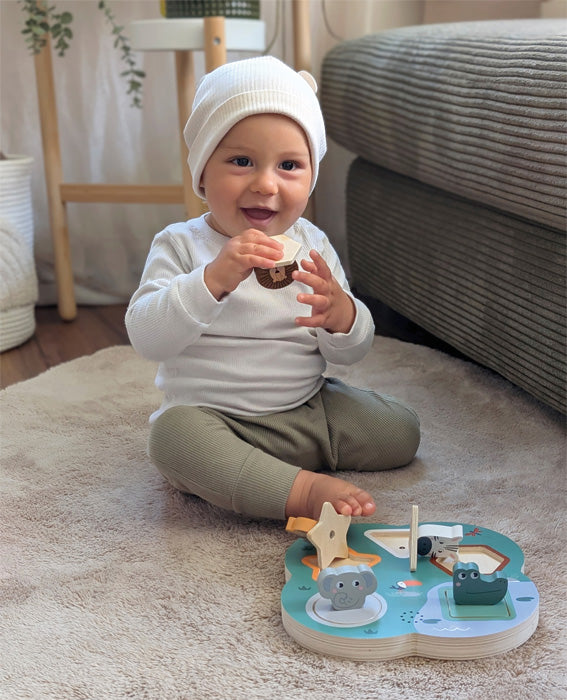 Barn að leik með 3D Safari hljóðpúsli úr FSC viði.