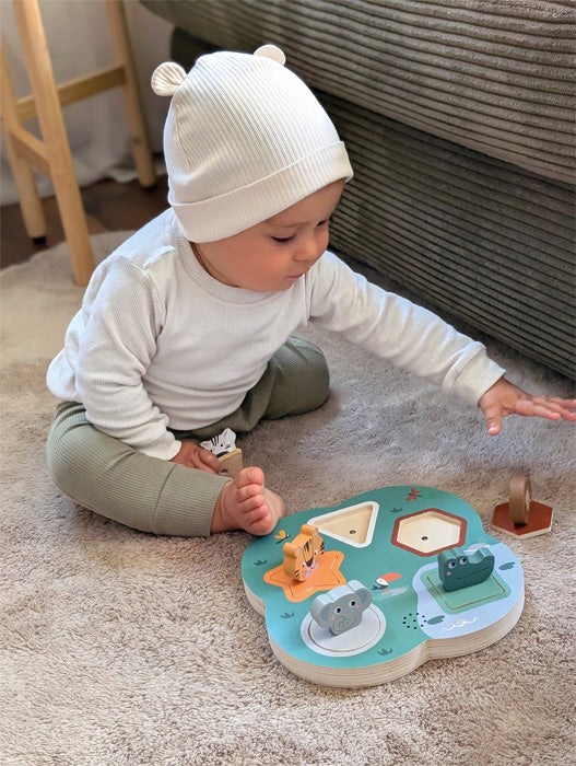 Lítið barn heldur á dýrafigúru úr 3D Safari hljóðpúsli.