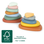 Tveir staflar af trésteynum í mismunandi stærðum og litum með FSC vottun