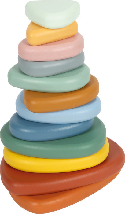 Stafli af Montessori jafnvægissteinum í pastellitum á hvítum bakgrunni