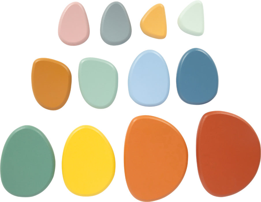 Allir tólf jafnvægissteinar lagðir út, sýna litróf og óreglulega lögun