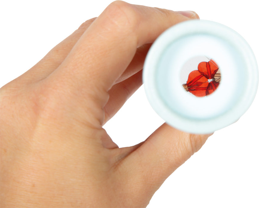 Barn sem lítur í gegnum kviksjá og sér litamynstur.