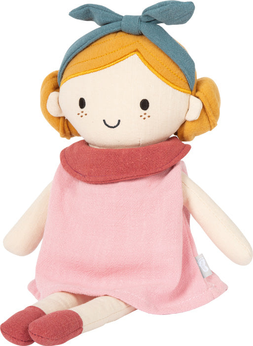 Lína tuskudúkka sitjandi – mjúk barnadúkka í kjól