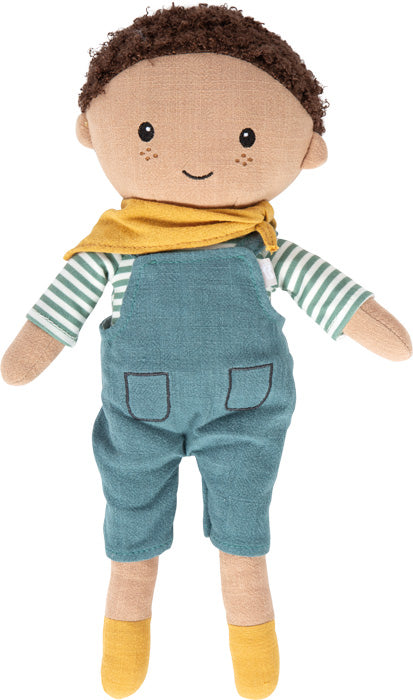 Leó tuskudúkka – mjúk dúkka með bláum smekkbuxum og trefli