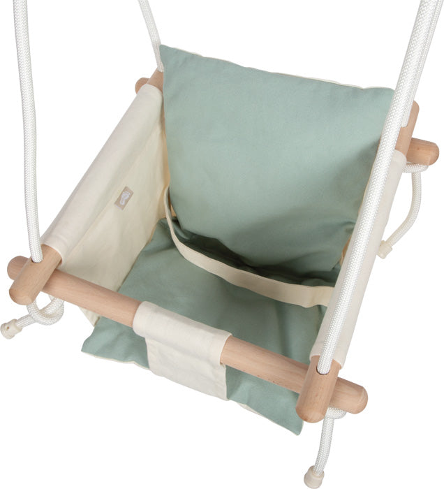 Nærmynd af reipi og hnúti á barna rólu