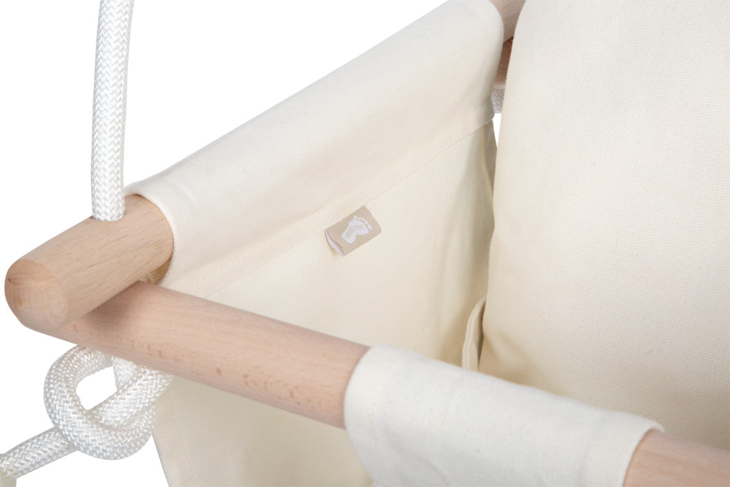 Nærmynd af reipi og hnúti á barna rólu