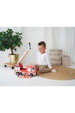 Barn að leika með slökkviliðsbíl úr viði – Small Foot
