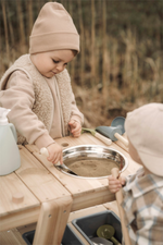 Börn að nota Skóflusett frá Small Foot í útileik með sandi og tréleikborði
