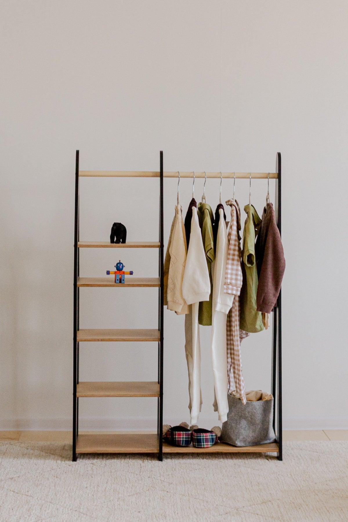 Montessori fataskápur með opnum hillum í barnaherbergi