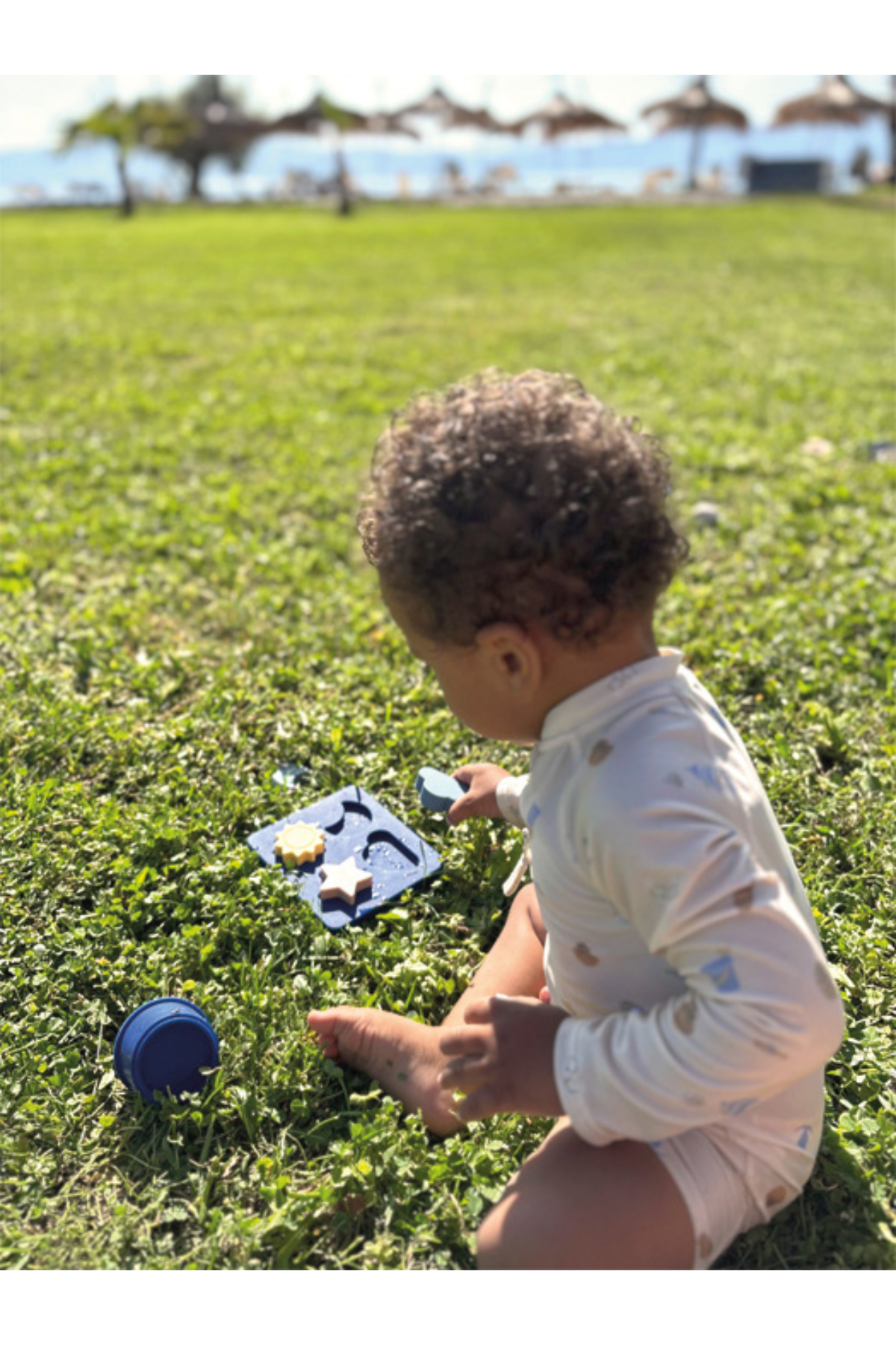 Barn leikur með Sílíkon púsl frá Small Foot