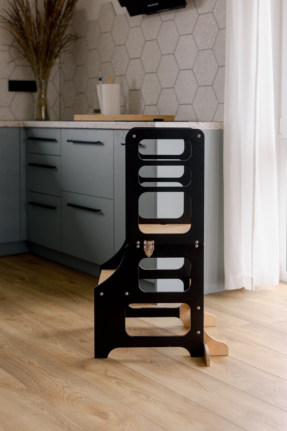 Svartur 2in1 hjálparturn í eldhúsi