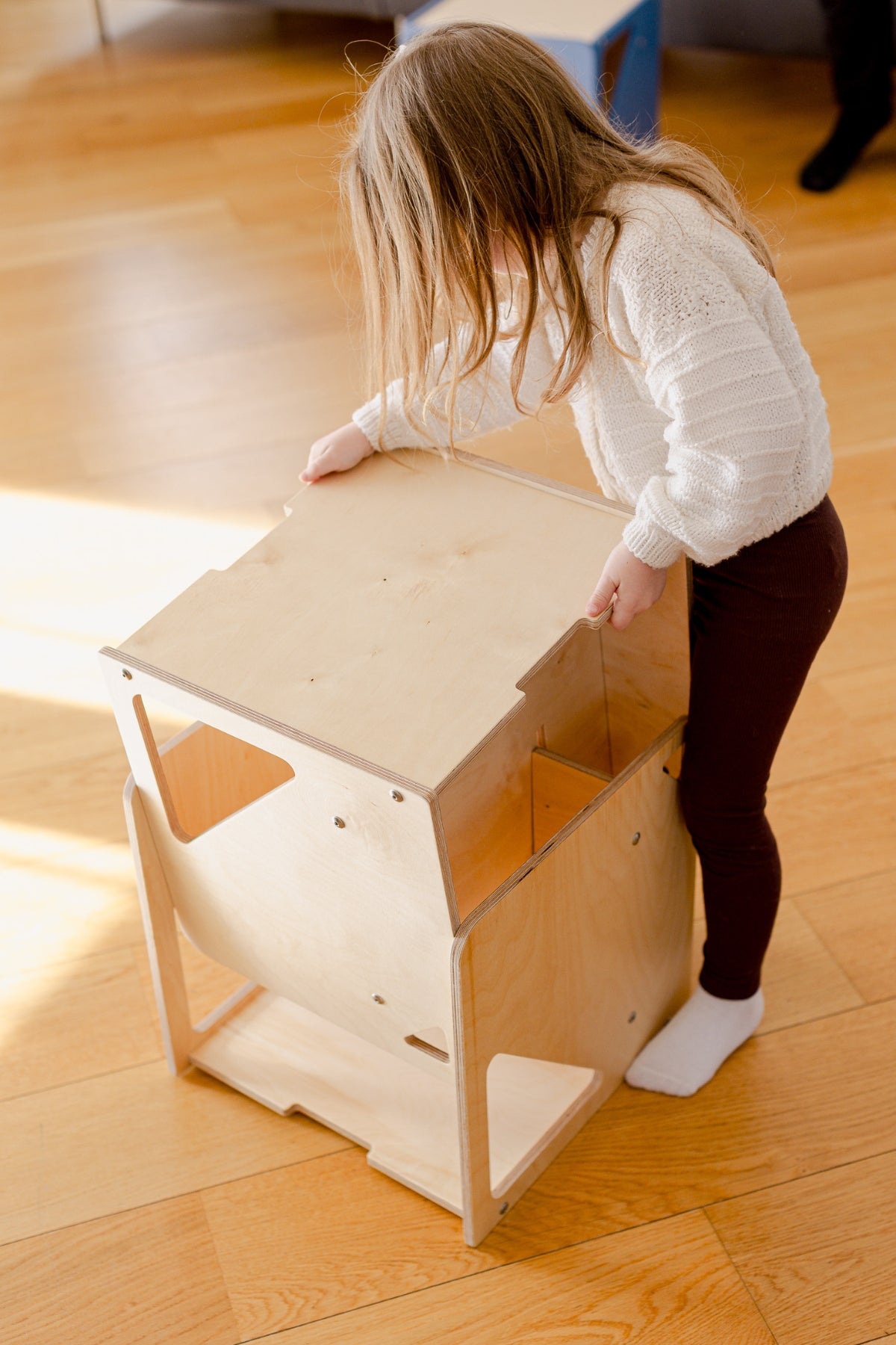 Barn að færa og nota ljósan 2in1 Cube kubb