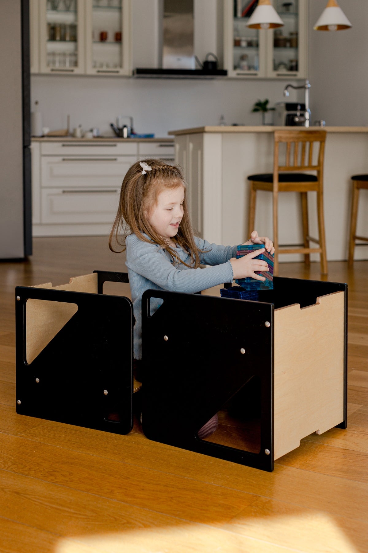 2in1 Cube sett fyrir börn í notkun á heimili, barn situr við kubbaborð