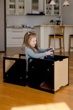 2in1 Cube sett fyrir börn í notkun á heimili, barn situr við kubbaborð