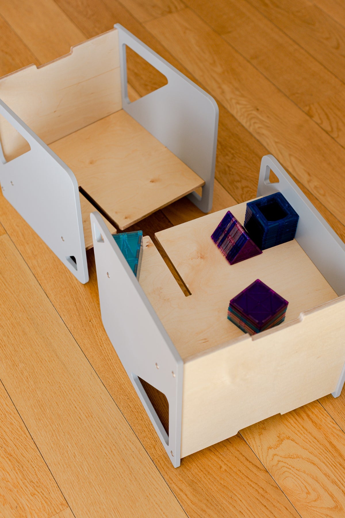 Nærmynd af 2in1 Cube setti með leikföngum geymdum inni í kubbnum