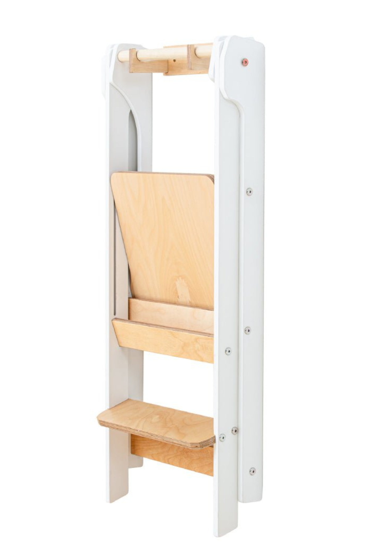 Hvítur klappturn hengdur upp á vegg með veggfestingunni frá Duck WoodWorks