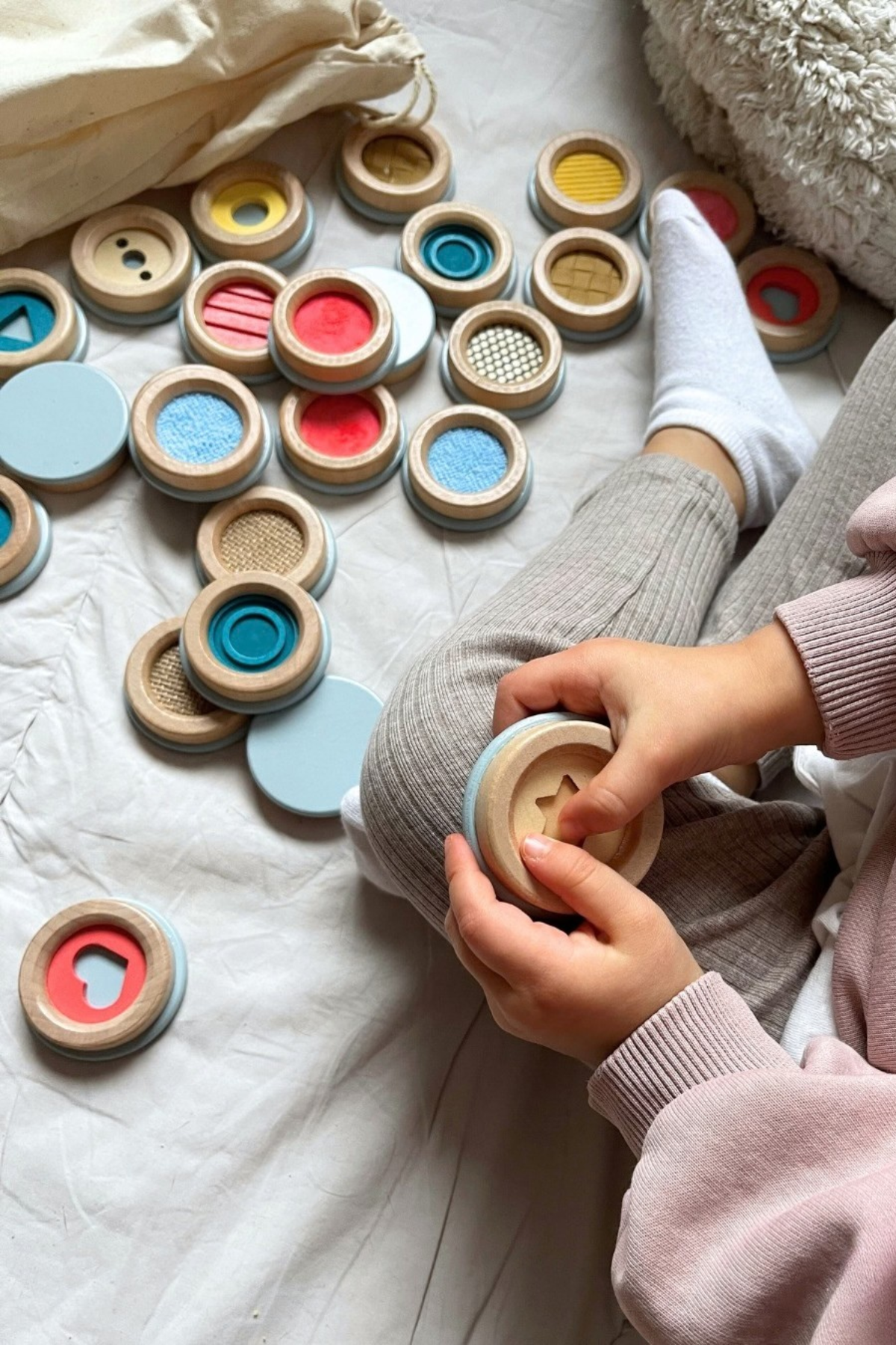 Barn að kleika með 28 skynjunar spil með mismunandi áferð