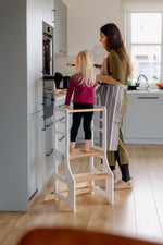 Barn að nota hvítan 2in1 hjálparturn við vask