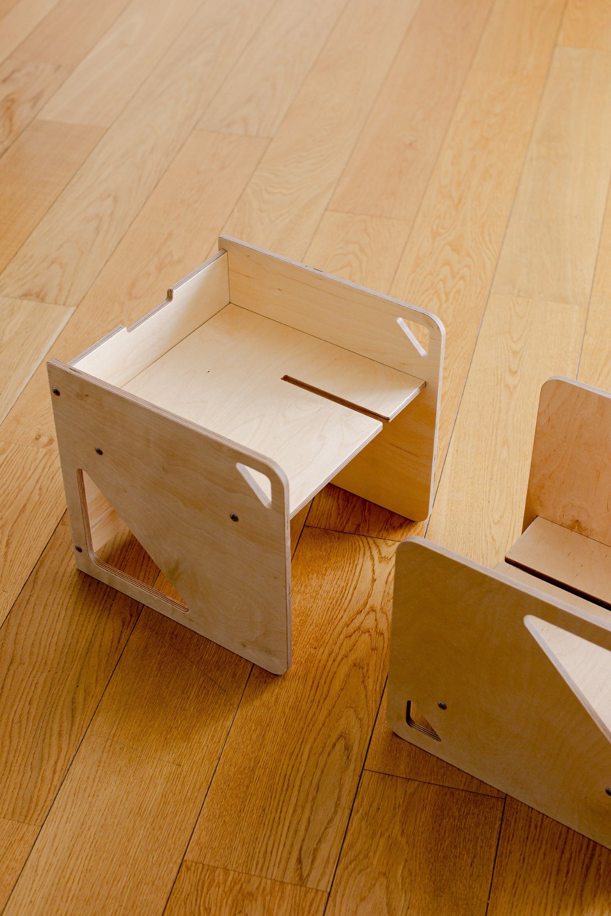 2in1 Cube sett úr við með opnum hólfum og barnastól