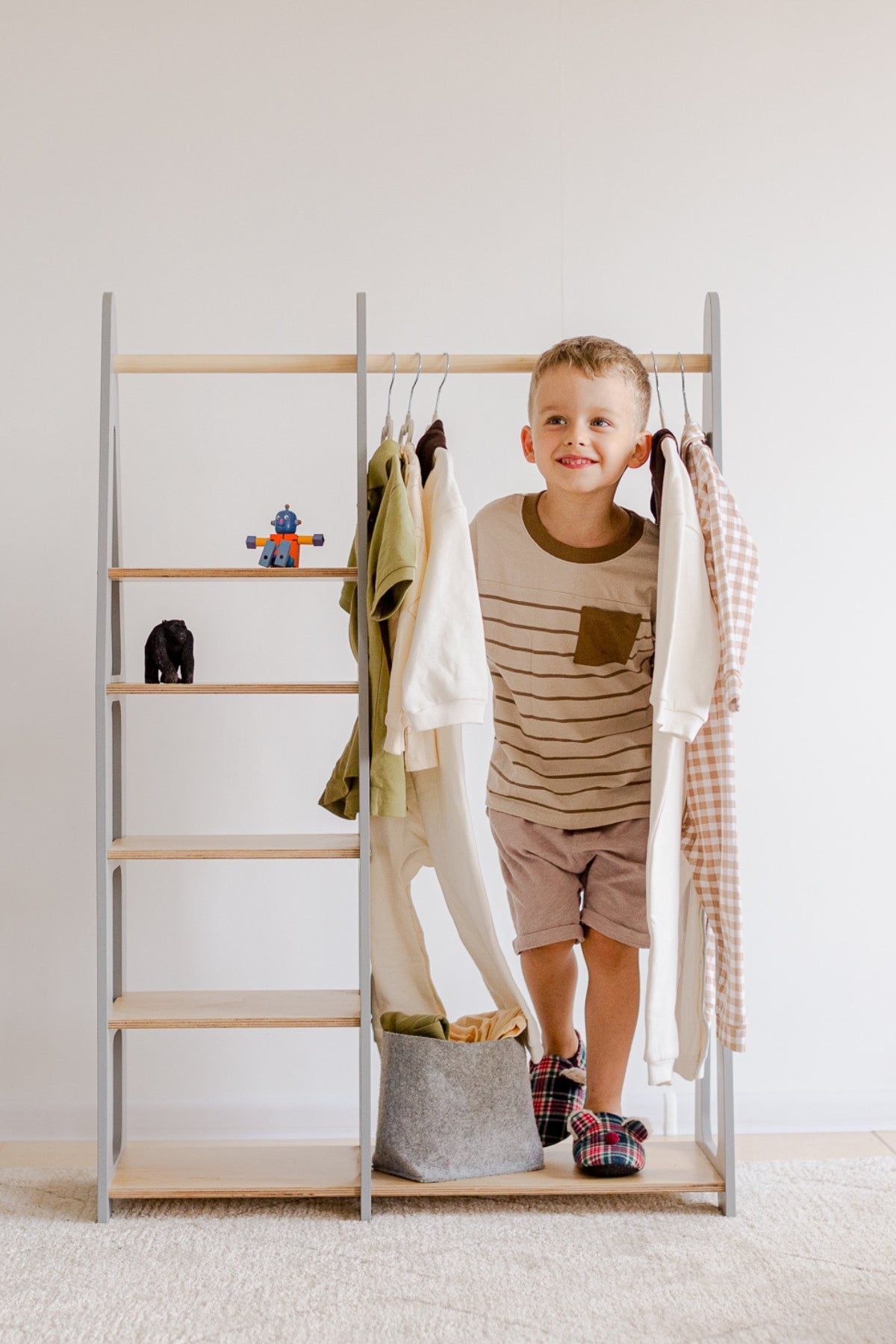 Barn að nota Montessori fataskáp og velja sér föt