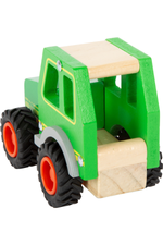 Grænn leikfanga traktor úr við séður frá hlið