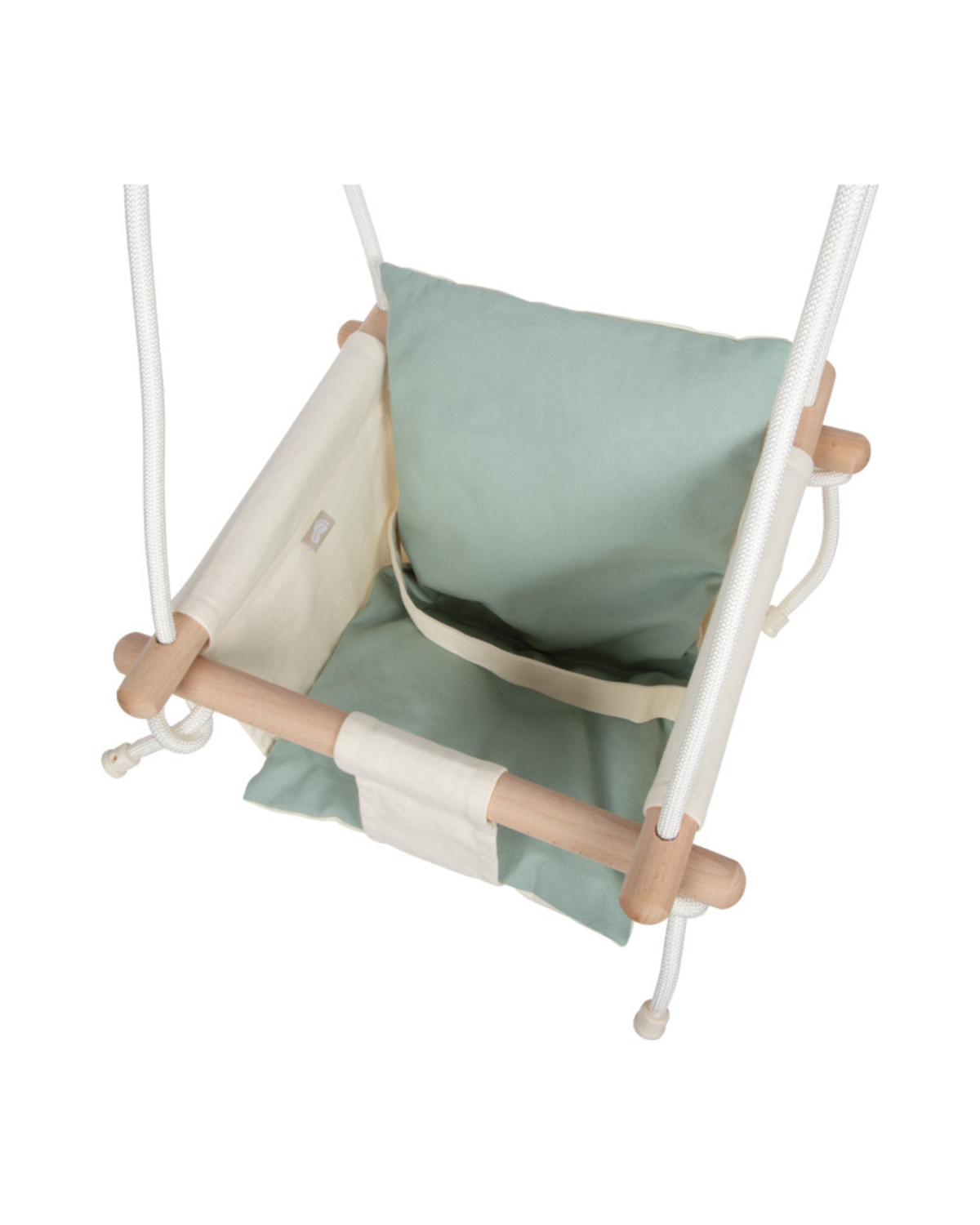 Barna róla með grænu sæti og viðarörmum í fallegri innanhússuppsetningu