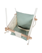 Barna róla með grænu sæti og viðarörmum í fallegri innanhússuppsetningu