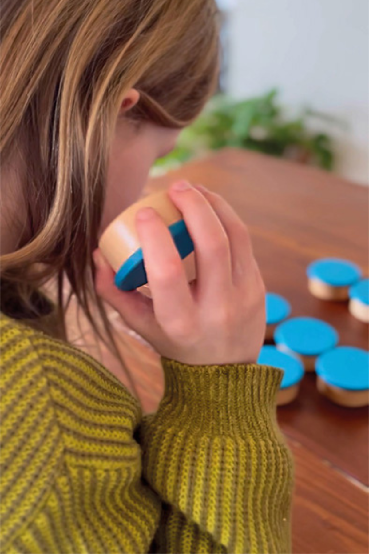 Barn að hlusta á viðarílát úr hlustunar minnisspili