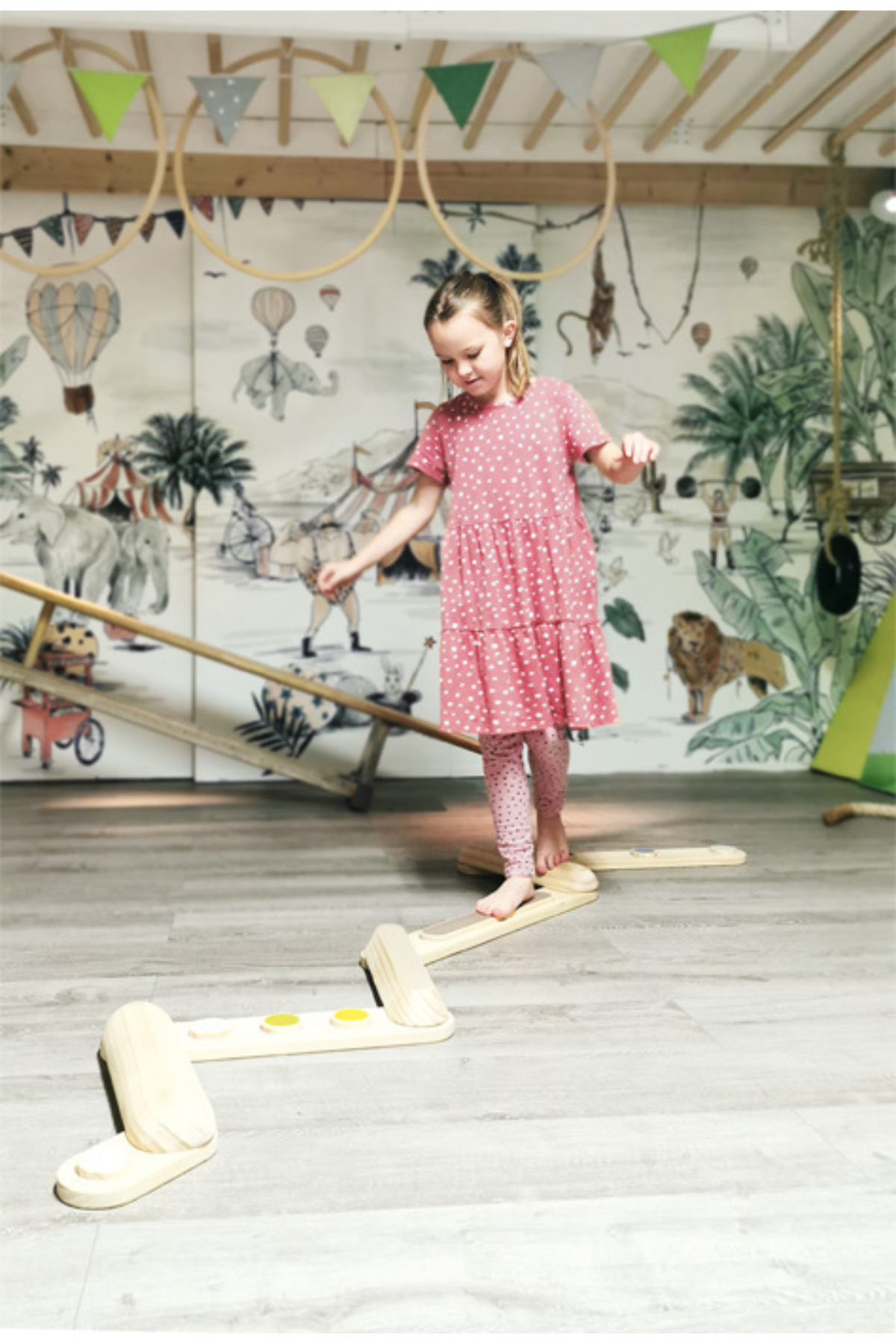 Barn að ganga á Adventure Jafnvægisslá úr viði í leikrými