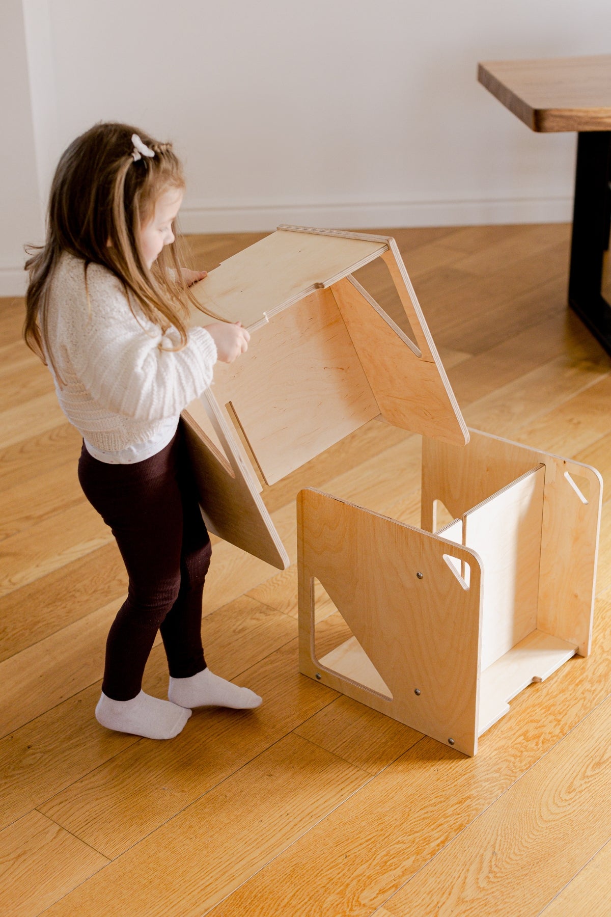 Barn að leika sér með 2in1 Cube sett úr náttúrulegum við