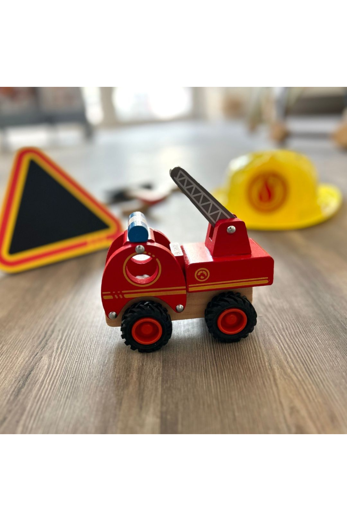 Fallegur viðar slökkviliðsbíll frá Small Foot úr FSC vottuðum við