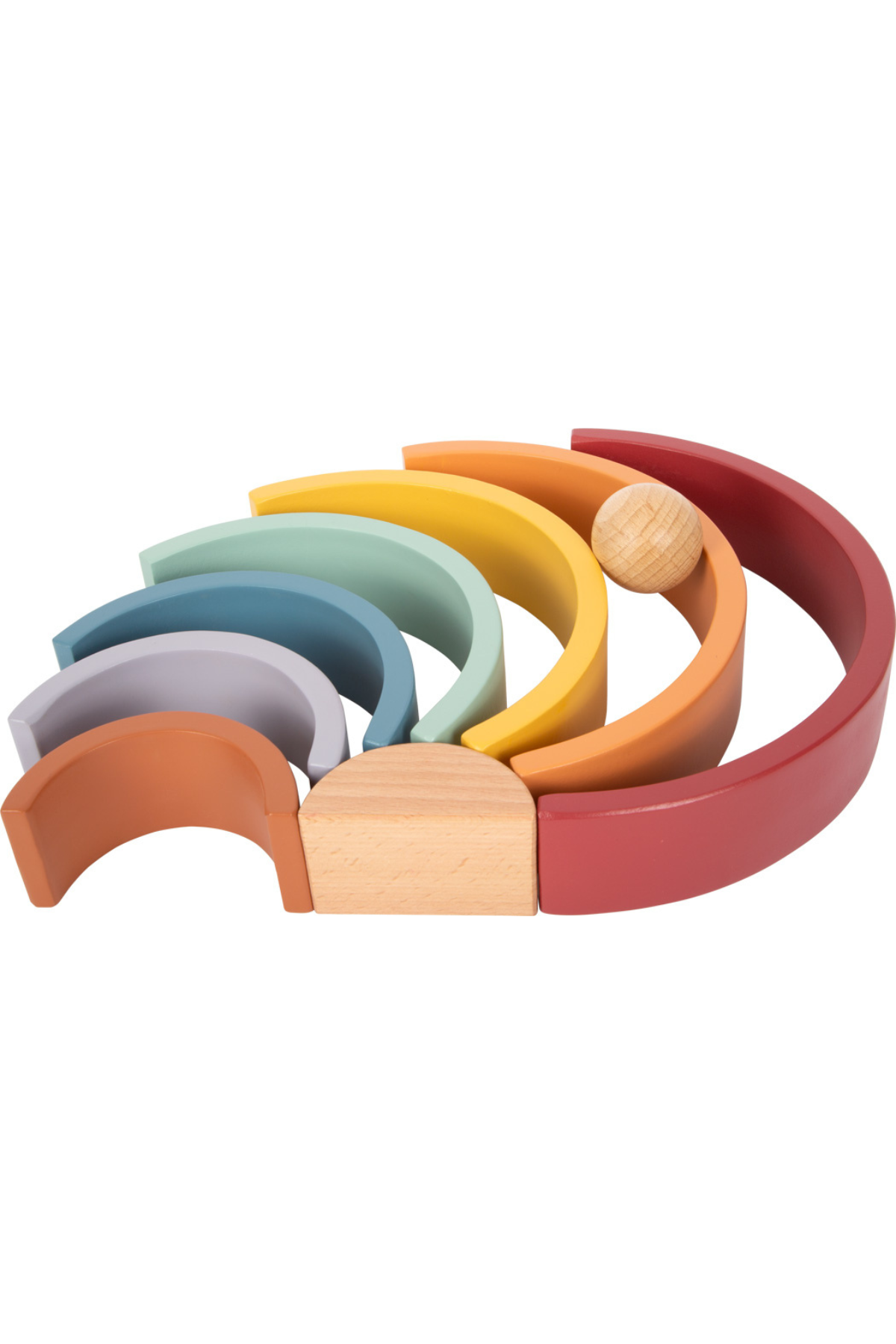 Barn raðar viðarregnboga í skemmtilegt form sem þjálfar fínhreyfingar
